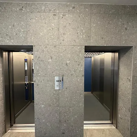 The Hill - Free Parking & Walk To Old Town Apartment *