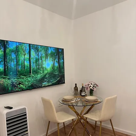 The Hill - Free Parking & Walk To Old Town Apartment *